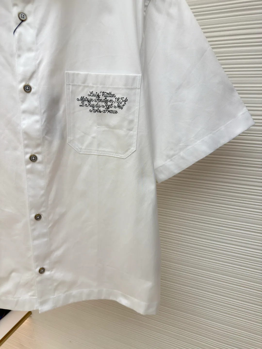 LOUIS VUITTON Mount Fuji embroidered short-sleeved shirt ●Authentic product: purchased and developed by 9150 ●Item number: 1680104-A75 ●Material: cotton fabric ●Technology: embroidery production ●Version: fitted version ●Weight: about 315 grams ●Size: Creative collaborations for the 2025 autumn and winter shows. A retro handwritten logo resides on the chest pocket, while the Mount Fuji and cherry blossom patterns on the back represent the iconic elements of Nigo's hometown. The overall wiring is straight and delicate, the fabric is comfortable and soft, and the color is consistent without color difference. It can be matched with the same style to create a fashionable look and control various occasions. Customized accessories, complete with three standards, same style for men and women!